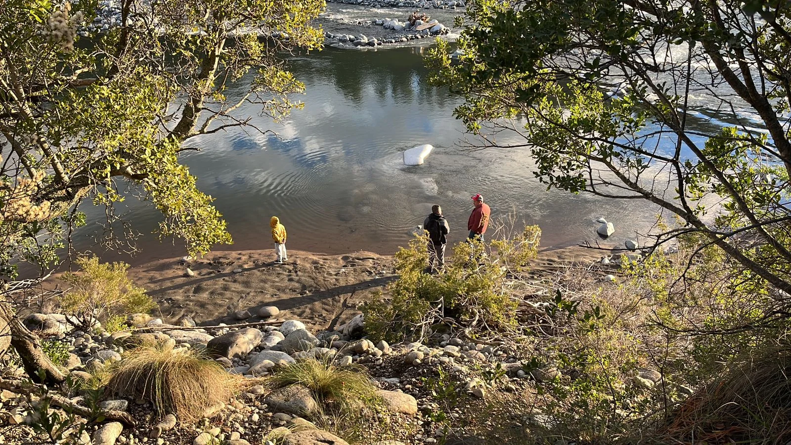 Recorrido en Las Parcelas con el cliente para explorar la ribera del río Ñuble en las Pilcas de San Fabián de Alico.